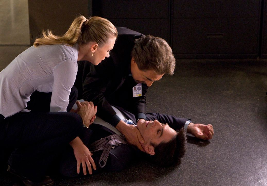 Während der Ermittlungen in einem neuen Fall, wird Hotch (Thomas Gibson, liegend) niedergestochen und kämpft nun um sein Leben. JJ (AJ Cook, l.) und... - Bildquelle: ABC Studios