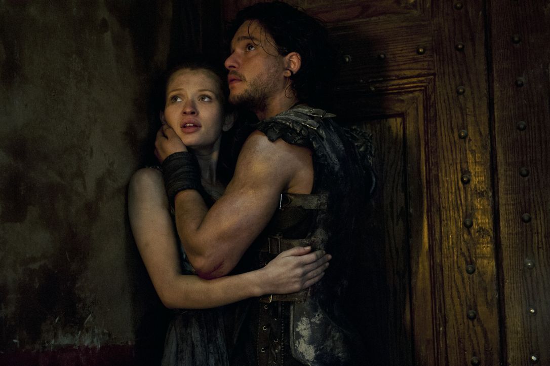 Als der Vesuv ausbricht, gelingt es Milo (Kit Harington, r.), sich zu befreien. Ihm bleibt jedoch nicht viel Zeit, seine große Liebe, Cassia (Emily... - Bildquelle: Caitlin Cronenberg © 2014 Constantin Film Verleih GmbH / Caitlin Cronenberg