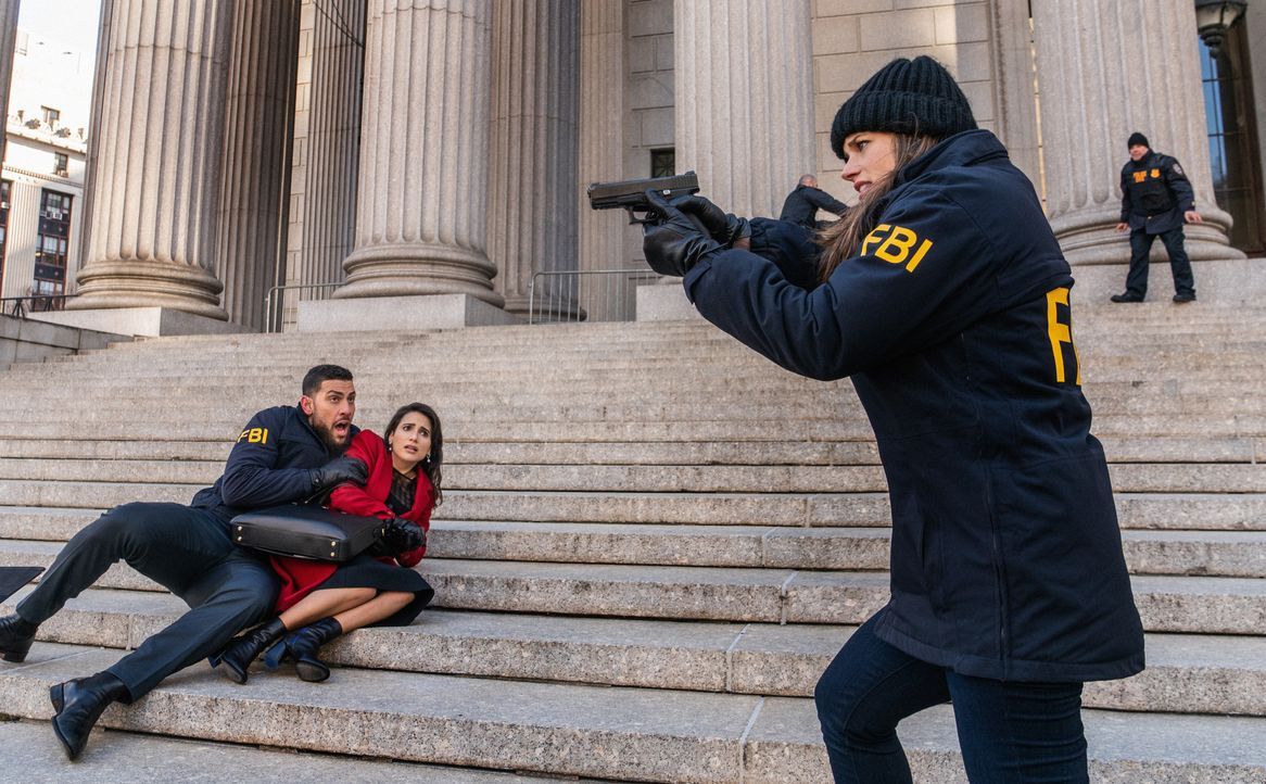 (v.l.n.r.) Special Agent Omar Adom 'OA' Zidan (Zeeko Zaki); Mona Nazari (Yasmine Aker); Special Agent Maggie Bell (Missy Peregrym) - Bildquelle: Mark Schafer 2020 CBS Broadcasting, Inc. All Rights Reserved. / Mark Schafer
