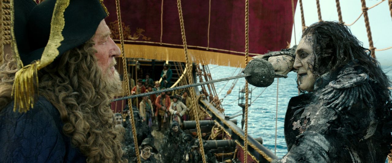 Captain Hector Barbossa (Geoffrey Rush, l.); Captain Armando Salazar (Javier Bardem, r.) - Bildquelle: Disney Enterprises, Inc. All Rights Reserved.