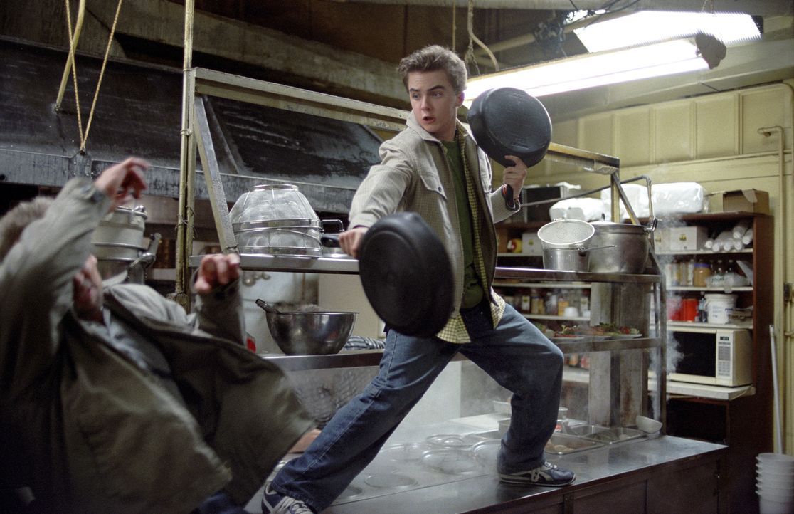Als Spezialagent warten auf den Teenager Cody Banks (Frankie Muniz, r.) eine Menge schwerer Schurken ... - Bildquelle: Metro-Goldwyn-Mayer Studios Inc. All Rights Reserved.