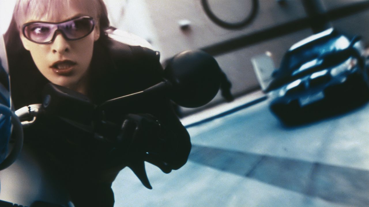 Im Auftrag eines Vampir-Anführers bringt Violet (Milla Jovovich) einen Koffer in ihre Gewalt, in dem sich angeblich die ultimative Waffe gegen die r... - Bildquelle: 2006 Screen Gems, Inc. All Rights Reserved.