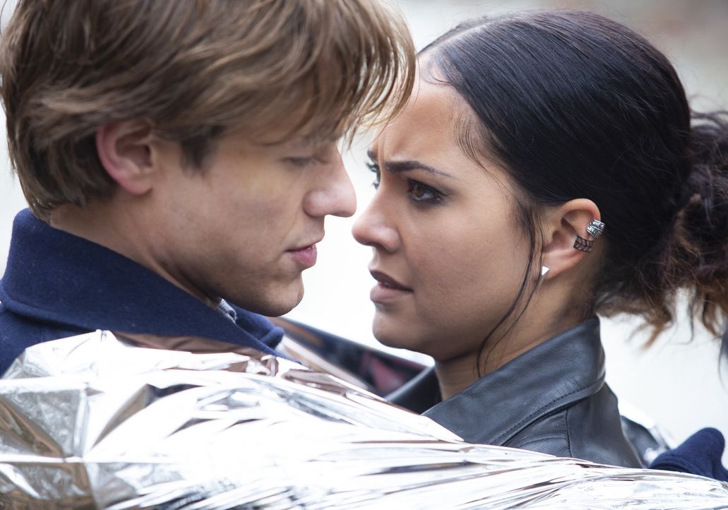 Angus MacGyver (Lucas Till, l.); Riley Davis (Tristin Mays, r.) - Bildquelle: Nathan Bolster 2021 CBS Broadcasting, Inc. All Rights Reserved. / Nathan Bolster