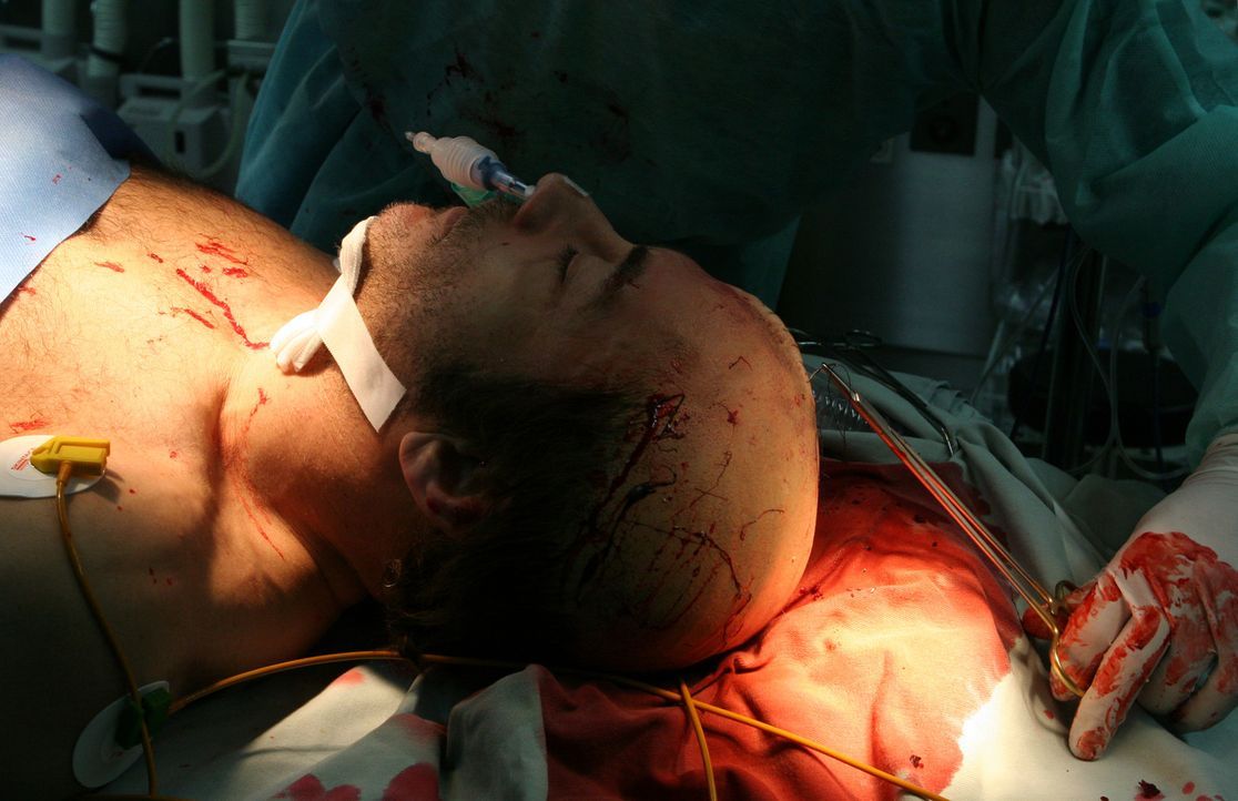 Dank einer Notoperation kann Cop Anthony Stowe (Jean-Claude Van Damme) gerettet werden, doch er fällt monatelang ins Koma. Kaum wieder erwacht, ver...
