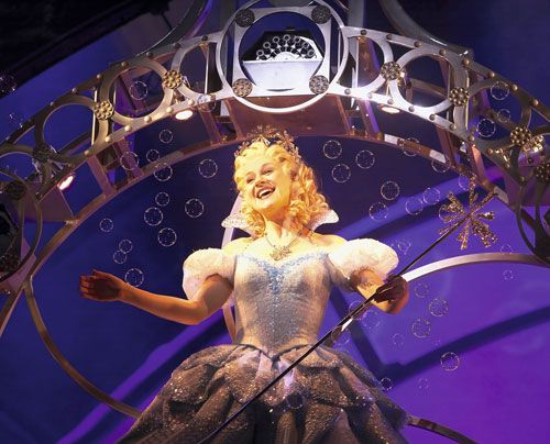 Lucy als "Glinda" in "Wicked - Die Hexen von Oz" - Bildquelle: Stage Entertainment