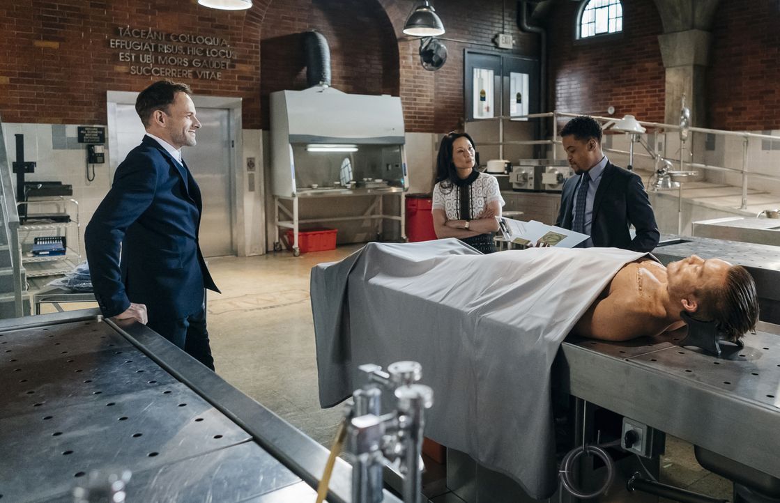 Holmes (Jonny Lee Miller, l.) und Watson (Lucy Liu, M.) werden von Mycrofts Bekannter Lin Wen engagiert, um die Männer ausfindig zu machen, die sie... - Bildquelle: Michael Parmelee 2016 CBS Broadcasting Inc. All Rights Reserved.