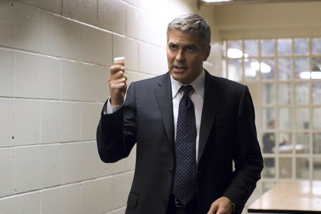 Was passiert, wenn Arthur Edens seine Medikamente nicht zu sich nimmt, ist kein Geheimnis. Doch alleine schafft es Michael (George Clooney) nicht, s... - Bildquelle: Constantin Film Verleih GmbH