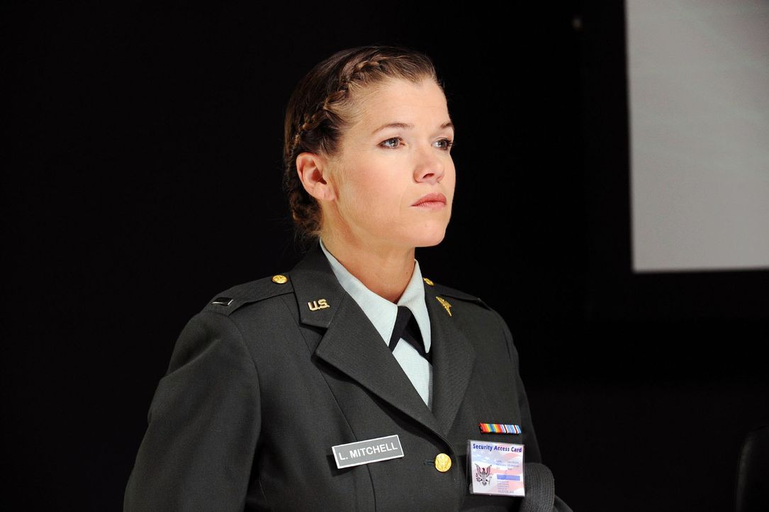 Lieutenant Louise Mitchell (Anke Engelke) bereitet eine geheime Mission vor. - Bildquelle: Willi Weber Sat.1