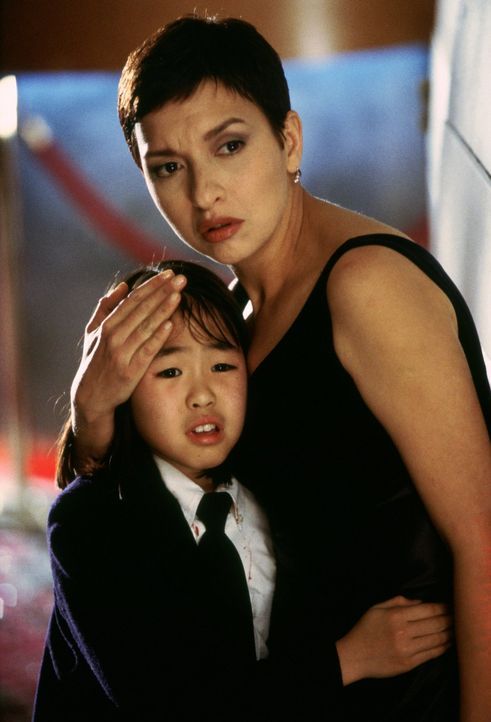 Die kleine Tochter des Konsuls, Soo Yung (Julia Hsu, l.), findet fürsorglichen Schutz bei der Polizistin Tania Johnson (Elizabeth Pena, r.) ... - Bildquelle: Warner Bros.