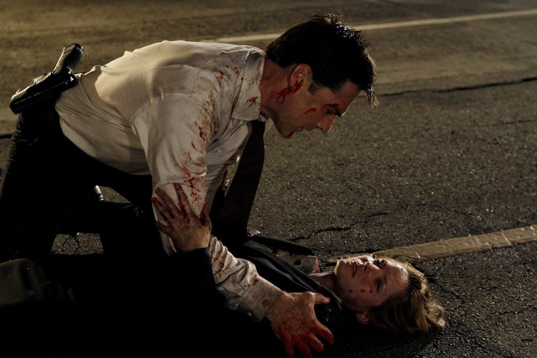 Der SUV von Kate Joyner (Sienna Guillory, r.) ist in die Luft gegangen. Hotch (Thomas Gibson, l.) versucht, sie zu retten. Doch wird sie diesen Ansc... - Bildquelle: Touchstone Television
