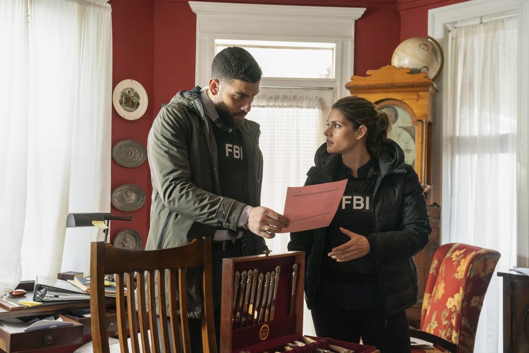Omar Adom 'OA' Zidan (Zeeko Zaki, l.); Maggie Bell (Missy Peregrym, r.) - Bildquelle: Michael Parmelee 2019 CBS Broadcasting, Inc. All Rights Reserved / Michael Parmelee