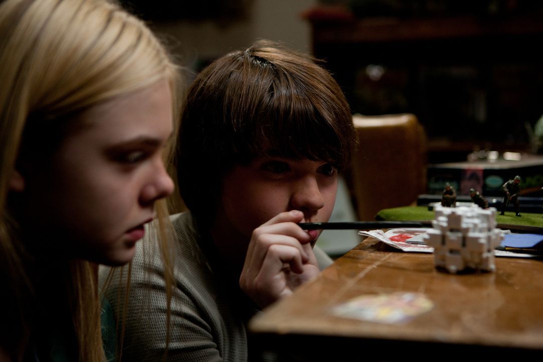 Gerade noch mit ihrem schulischen Filmprojekt beschäftigt, da werden Alice (Elle Fanning, l.) und Joe (Joel Courtney, r.) plötzlich Zeugen eines U... - Bildquelle: PARAMOUNT PICTURES. All Rights Reserved