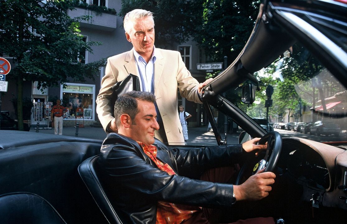 Felix (Christoph M. Ohrt, hinten) ist sprachlos, als er Otto (Hasan Ali Mete, vorne) im Ferrari sieht. - Bildquelle: Hardy Spitz Sat.1