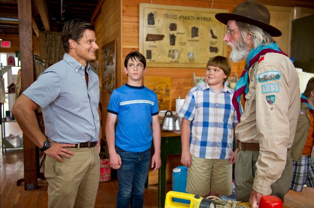 Weil sein Vater Frank (Steve Zahn, l.) ganz andere Vorstellungen von einem Sommerurlaub hat, landen Greg (Zachary Gordon, 2.v.l.) und sein bester Fr... - Bildquelle: 2012 Twentieth Century Fox Film Corporation. All rights reserved.
