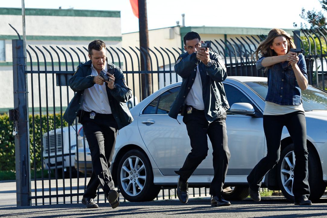 In wessen Gewalt befindet sich Richard Castle? Ryan (Seamus Dever, l.), Esposito (Jon Huertas, M.) und Kate Beckett (Stana Katic, r.) werden es hera... - Bildquelle: Kelsey McNeal ABC Studios