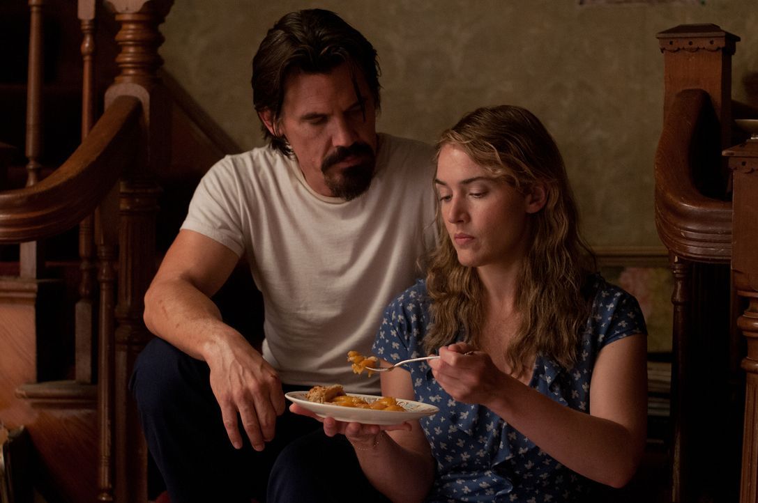 Die Vergangenheit des kriminellen Frank (Josh Brolin, l.) droht ihn und seine neue Liebe, die alleinerziehende Mutter Adele (Kate Winslet, r.) einzu... - Bildquelle: 2016 Paramount Pictures. All Rights Reserved.