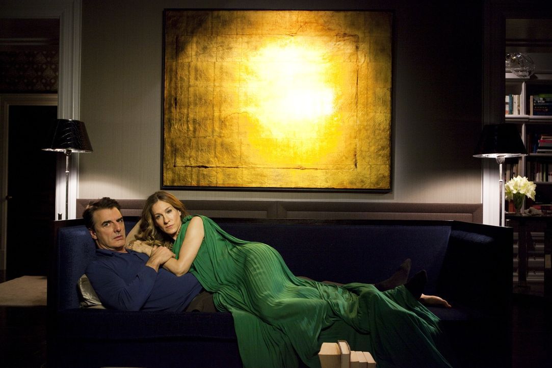 Carrie (Sarah Jessica Parker, r.) kann es nicht glauben, aber Big (Chris Noth, l.) verbringt lieber seine Abende vor dem Fernseher, als mit ihr die... - Bildquelle: Warner Brothers