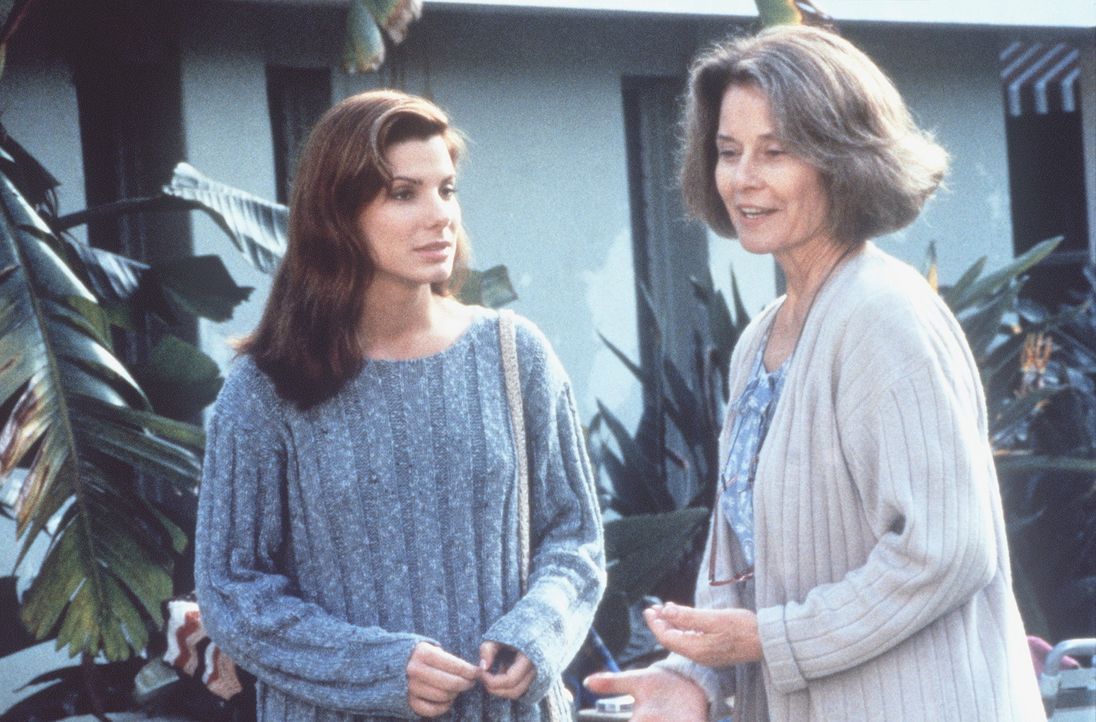 Endlich kann Mrs. Bennett (Diane Baker, r.) ihre Tochter Angela (Sandra Bullock, l.) überreden, ein paar Tage Urlaub zu machen. Doch der Traumurlau... - Bildquelle: Columbia Pictures Corporation