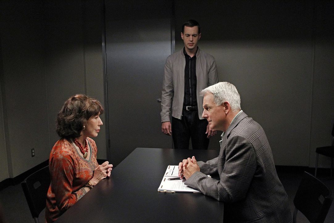 Das Team um Gibbs (Mark Harmon, r.) muss den Mord an einem Offizier untersuchen, der anscheinend an einem Geheimprojekt gearbeitet hat. Für McGee (... - Bildquelle: CBS Television