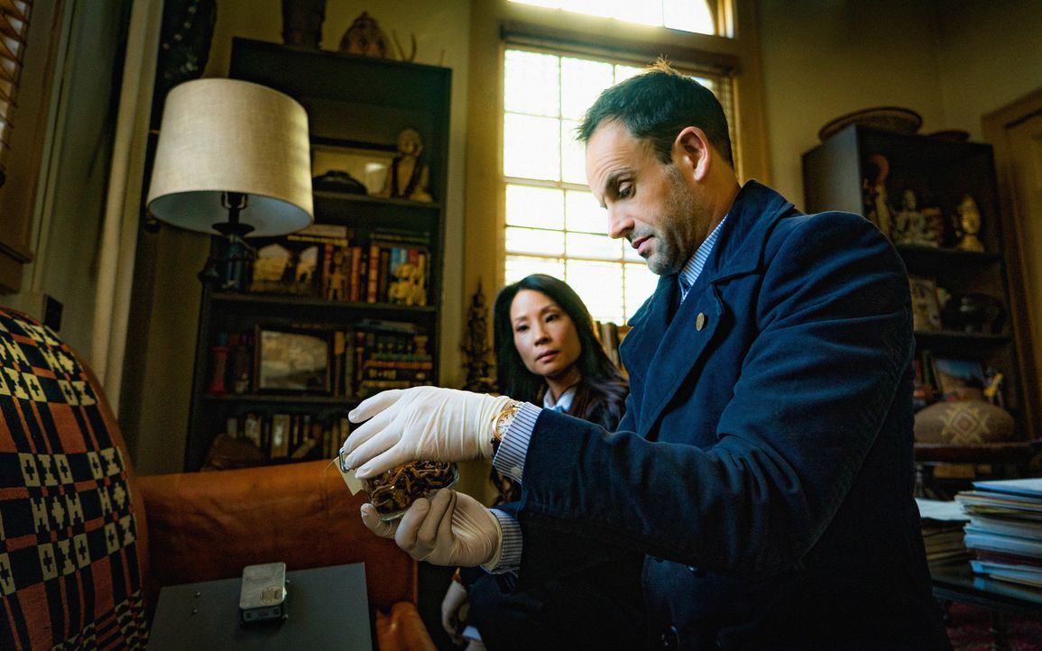 Ein Mordfall beschäftig Sherlock Holmes (Jonny Lee Miller, r.) und Joan Watson (Lucy Liu, l.) ... - Bildquelle: Michael Parmelee 2015 CBS Broadcasting Inc. All Rights Reserved.