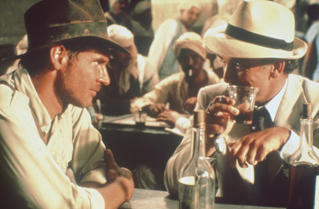 Der Archäologieprofessor Indiana Jones (Harrison Ford, l.) erhält im Jahre 1936 vom amerikanischen Geheimdienst den Auftrag, in Ägypten die versc... - Bildquelle: Paramount Pictures