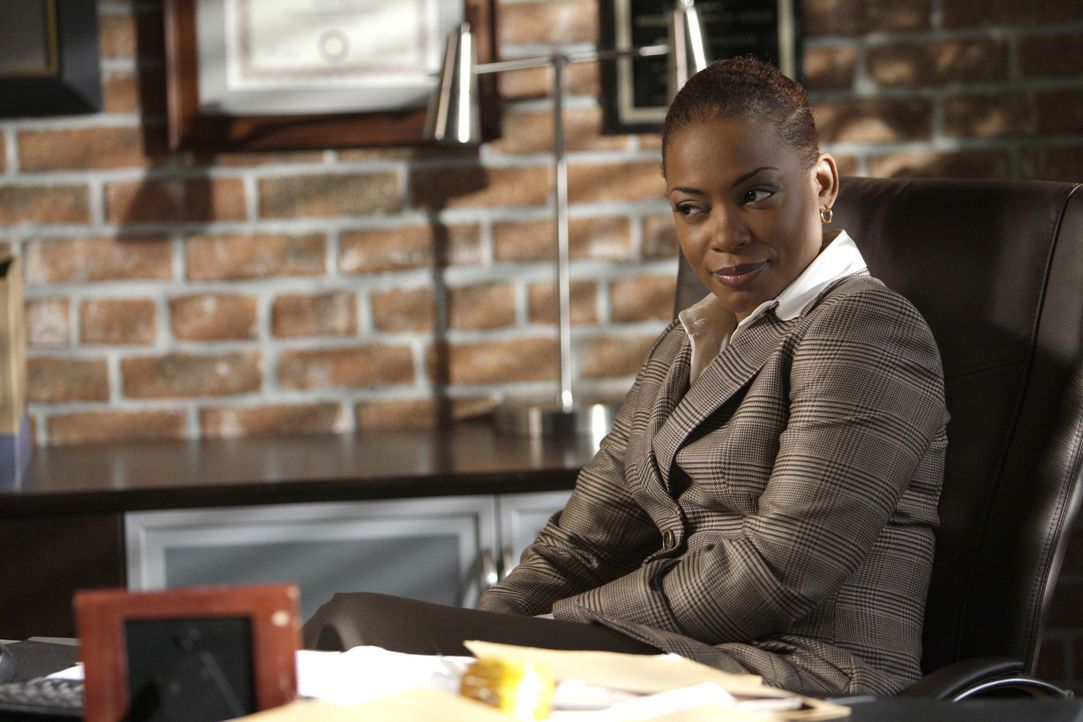 Neu im Team: Abteilungsleiterin Madeleine Hightower (Aunjanue Ellis) ... - Bildquelle: Warner Bros. Television