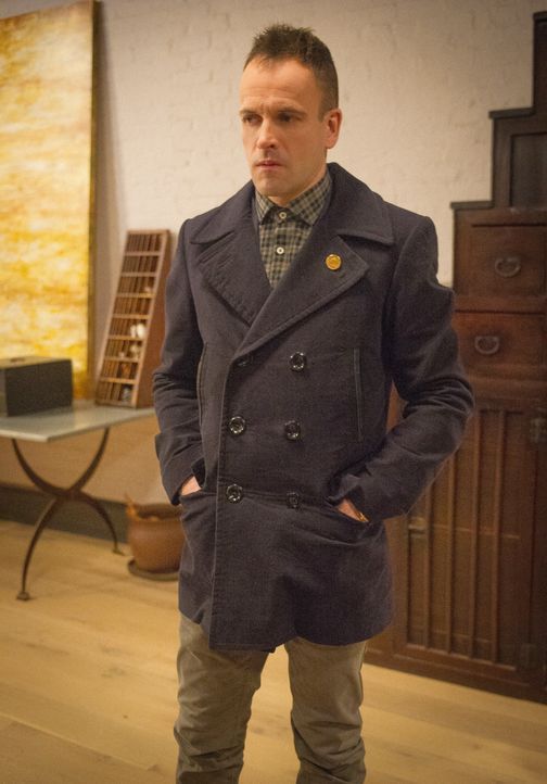 Weil Kitty davon überzeugt ist, dass Watsons neuer Boss, Del Gruner, der Mann ist, der sie entführte, nimmt Sherlock (Jonny Lee Miller) die Spur auf... - Bildquelle: CBS Television