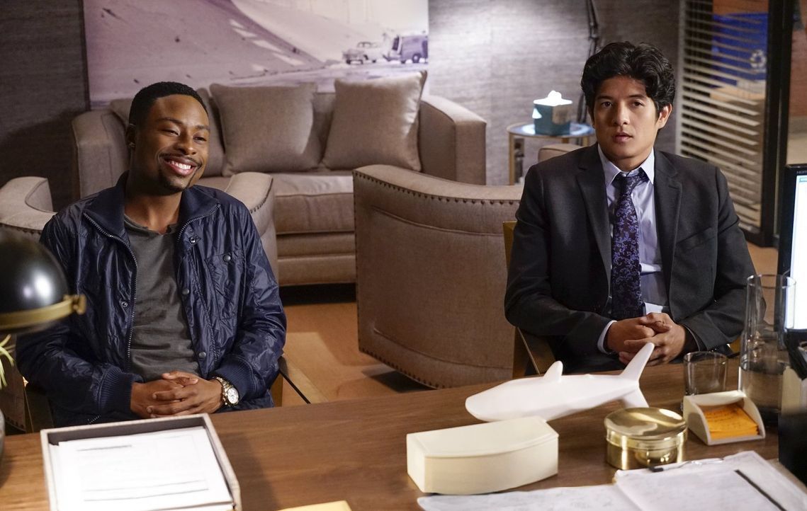 Ein neuer Fall wartet auf die beiden unterschiedlichen Cops Carter (Justin Hires, l.) und Lee (Jon Foo, r.) ... - Bildquelle: Warner Brothers