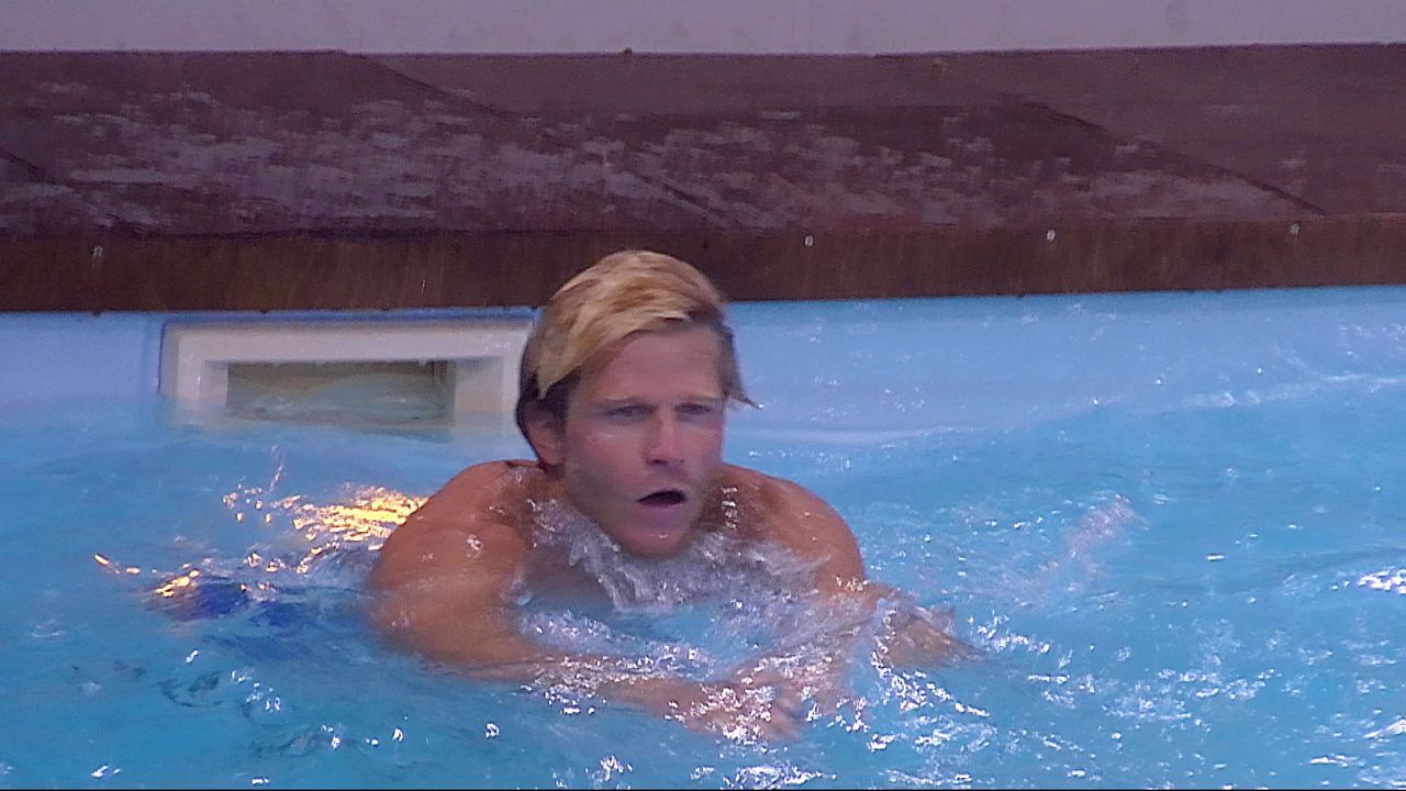 Paul schwimmt