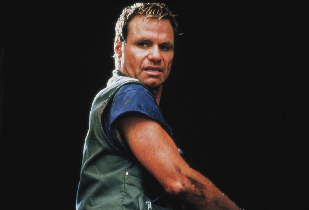 Nach einem Flugzeugabsturz in den Everglades muss sich Roland (Martin Kove) mit einem riesigen Krokodil herumärgern ... - Bildquelle: Nu Image
