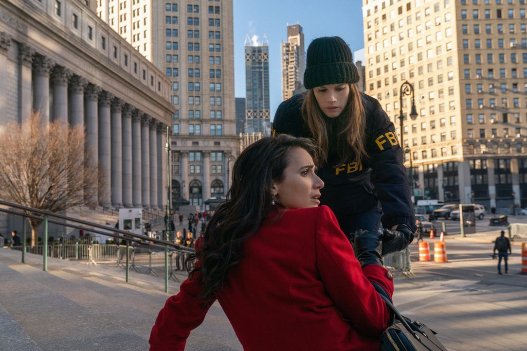 Mona Nazari (Yasmine Aker, l.); Special Agent Maggie Bell (Missy Peregrym, r.) - Bildquelle: Mark Schafer 2020 CBS Broadcasting, Inc. All Rights Reserved. / Mark Schafer