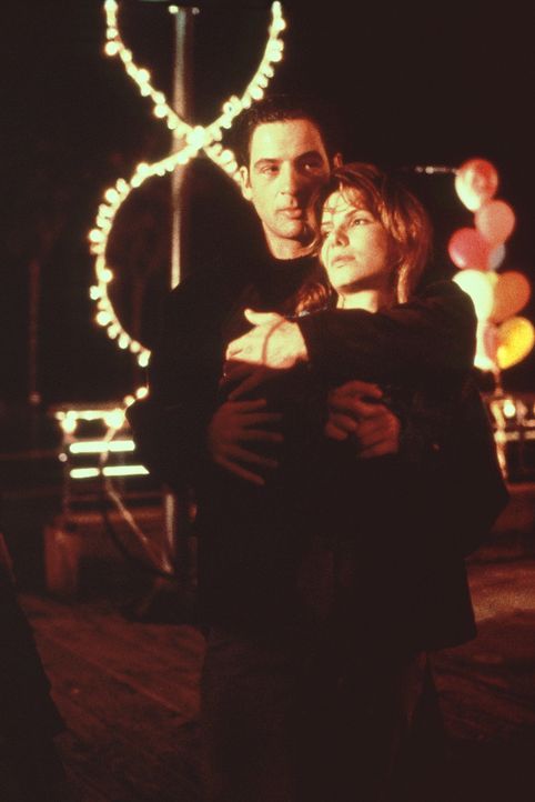 Mit Jack (Jeremy Northam, l.) wähnt sich Angela (Sandra Bullock, r.) im siebten Himmel. Doch das Glück währt nur kurz ... - Bildquelle: Columbia Pictures Corporation