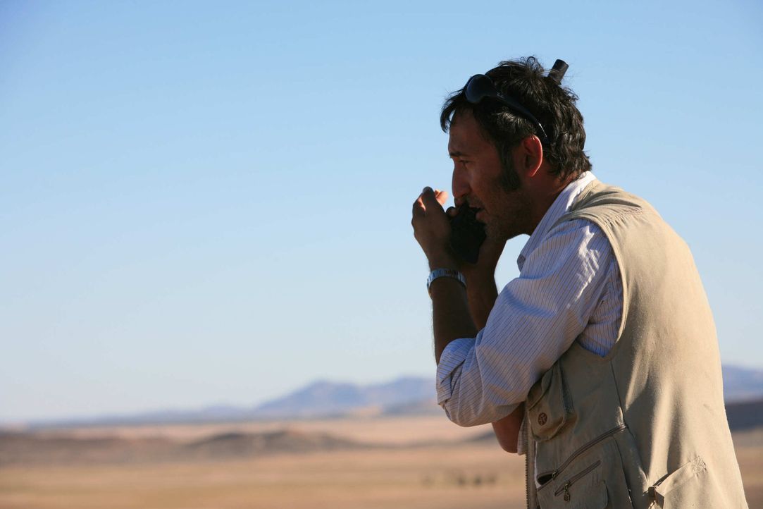 Mitten in der Wüste versucht Tarif (Ercan Durmaz) verzweifelt über sein Satellitentelefon die deutschen Behörden zu warnen. Viel Zeit bleibt ihm nic... - Bildquelle: SAT.1