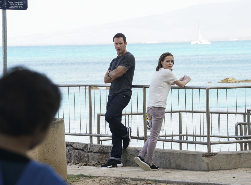 Steve McGarrett (Alex O'Loughlin, l.); Mary McGarrett (Taryn Manning, r.) - Bildquelle: Karen Neal 2019 CBS Broadcasting, Inc. All Rights Reserved / Karen Neal