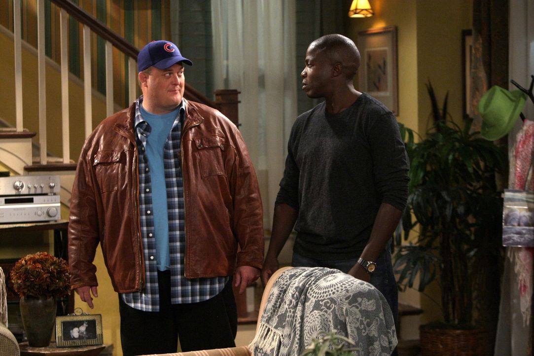 Da Carl (Reno Wilson, r.) eifersüchtig ist und Mike (Billy Gardell, l.) vor wirft, unter Mollys Pantoffel zu stehen, plant Mike ein Doppeldate mit... - Bildquelle: Warner Brothers