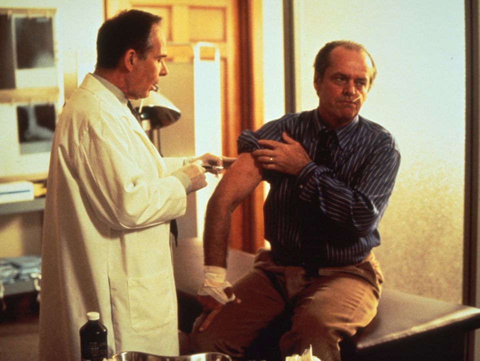 Nachdem Will (Jack Nicholson, r.) von einem Wolf gebissen wurde, lässt er sich von Kopf bis Fuß untersuchen. Doch die Ärzte stellen nur eine leic... - Bildquelle: Columbia TriStar