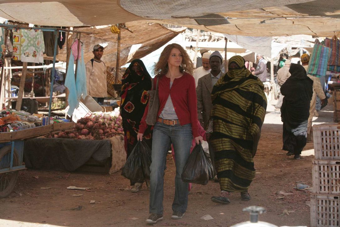 Um im Sudan nicht länger aufzufallen, macht sich Karla (Yvonne Catterfeld, l.) zum Bazar auf. Dort kauft sie sich eine Burka und Haarfärbemittel. Au... - Bildquelle: SAT.1