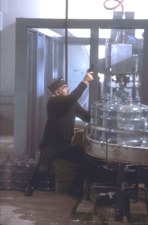 Leutnant Colonel Alan Caldwell (Sean Connery) jagt Lawrence’s Killer in einer Trinkwasser-Firma ... - Bildquelle: Paramount Pictures