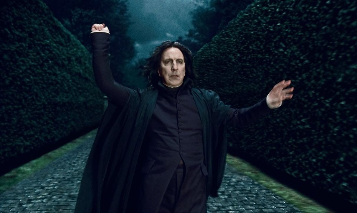 Freund oder Feind? Severus Snape (Alan Rickman) berichtet an den dunklen Lord und bringt Harry und seine Freunde mehr als einmal in große Gefahr. Do... - Bildquelle: 2010 Warner Bros.