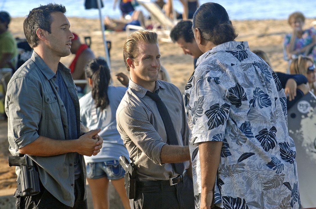 Nachdem bei Steve (Alex O'Loughlin, l.) eingebrochen und dann auch noch seine Schwester entführt wurde, versucht er gemeinsam mit Danny (Scott Caan... - Bildquelle: TM &   2010 CBS Studios Inc. All Rights Reserved.