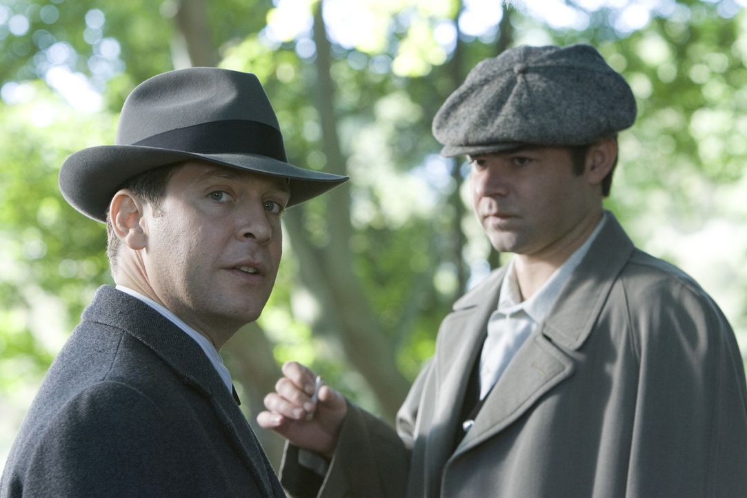 Haben gemeinsame Interessen: CIA-Agent Adrian Philby (Tom Hollander, l.) und KGB-Agent Yaevgeny Tsipin (Rory Cochrane, r.) ...