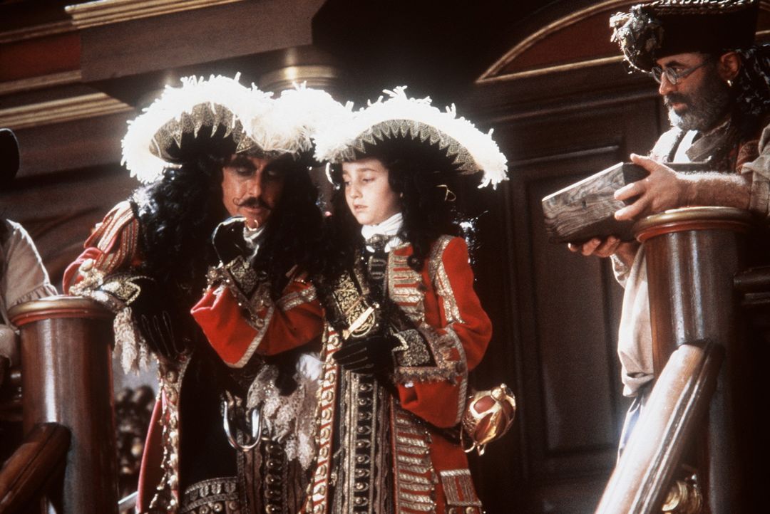 Sinnt auf Rache: der böse Captain Hook (Dustin Hoffman, l.) ... - Bildquelle: Copyright   1991 TriStar Pictures, Inc. All Rights Reserved.