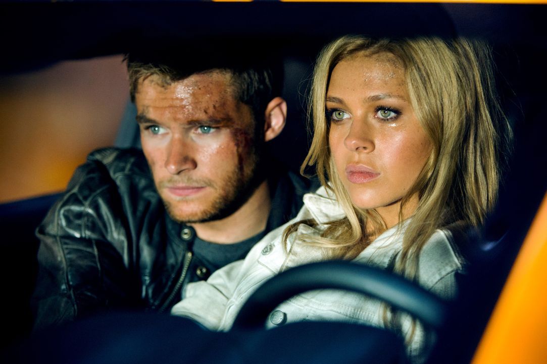 Vor kurzem war Tessa Yaegers (Nicola Peltz, r.) einzige Sorge, dass ihr Vater ihre Beziehung mit Shane (Jack Reynor, l.) toleriert. Nun liegt das Sc... - Bildquelle: (2016) Paramount Pictures. All Rights Reserved. TRANSFORMERS, its logo & all related characters are trademarks of Hasbro & are used with permission.