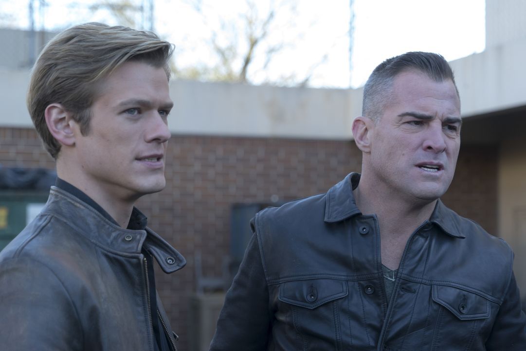 Müssen gegen oder mit einer Truppe von Kopfgeldjägern arbeiten: MacGyver (Lucas Till, l.) und Jack (George Eads, r.) ... - Bildquelle: Annette Brown Annette Brown/CBS   2018 CBS Broadcasting, Inc. All Rights Reserved.