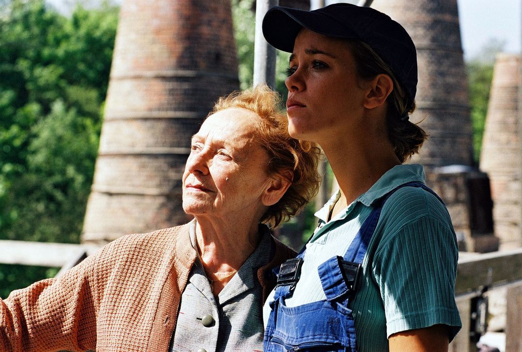 Nina (Muriel Baumeister, r.) findet ihre Oma (Ruth Glöss, l.) im "Zwiegespräch" mit ihrer großen Liebe auf dem Dach. - Bildquelle: Sat.1