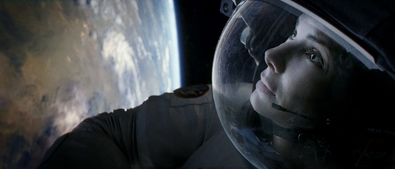 Alleine in der unendlichen Weite der Galaxie: Als ihr Shuttle zerstört wird, muss die Biomedizinerin Ryan (Sandra Bullock), die sich auf ihrer aller... - Bildquelle: Warner Brothers