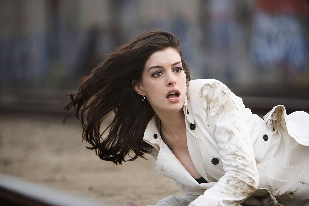Während die überaus attraktive, aber auch äußerst schlaue Agentin 99 (Anne Hathaway) sich selbst retten muss, gelingt es Smart, bis zum strategi... - Bildquelle: Warner Brothers
