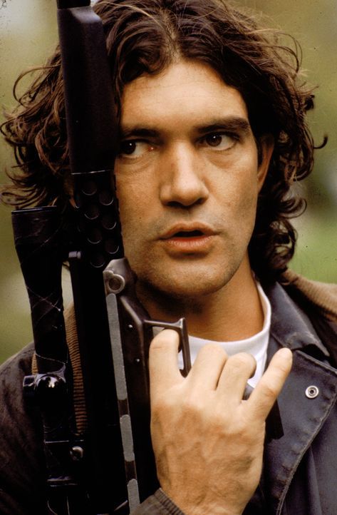 Der junge, skrupellose Miguel Bain (Antonio Banderas) will den alternden Konkurrenten Robert Rath ausschalten und die neue Nummer eins unter den Pro... - Bildquelle: Warner Bros. Television