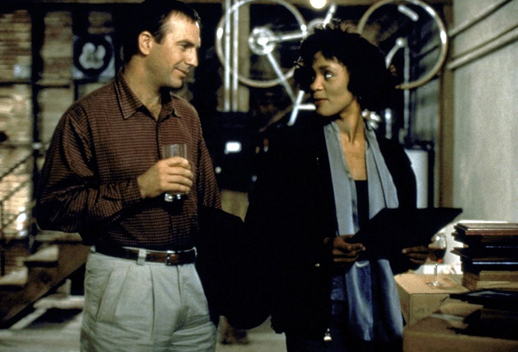 Langsam kommen sich die eigensinnige Rachel Marron (Whitney Houston, r.) und ihr Bodyguard Frank Farmer (Kevin Costner, l.) näher ... - Bildquelle: Warner Bros.