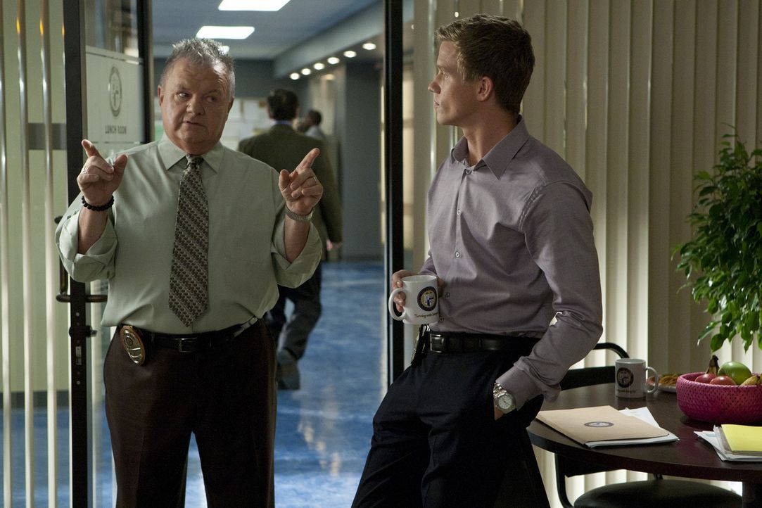 Ein neuer Fall beschäftigt Wes (Warren Kole, r.) und Captain Sutton (Jack McGee, l.) ... - Bildquelle: 2012 USA Network Media, LLC